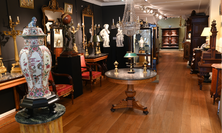 Qualifications to become an Antique Dealer